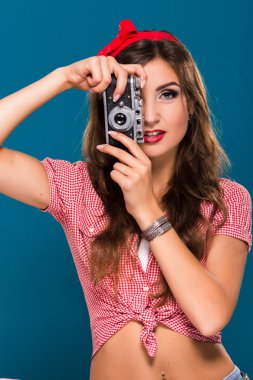 Kız holding retro kamera