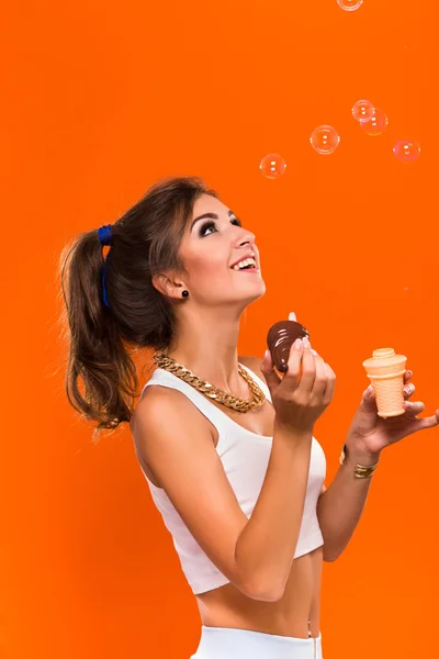 Mujer con burbujas en el estudio — Foto de Stock