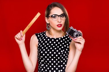 Retro kameralı kadın.