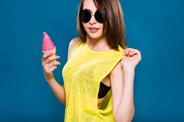 Ragazza sta tenendo il gelato — Foto Stock