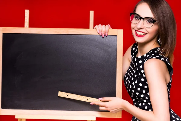 Vrouw bij het schoolbord — Stockfoto