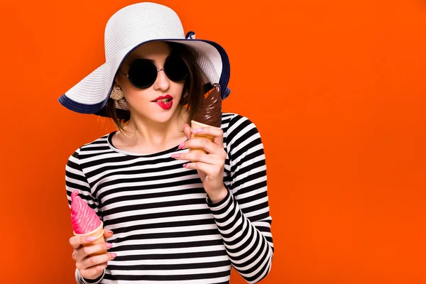 Chica con dos helados — Foto de Stock