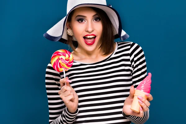 Chica con helado y piruleta — Foto de Stock