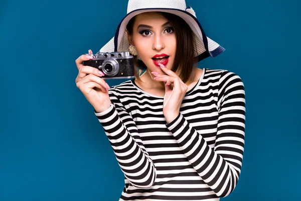 Женщина с ретро камерой — стоковое фото
