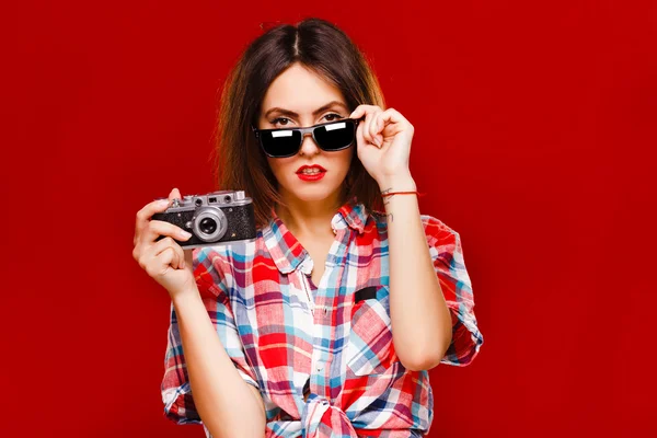 Bella ragazza con fotocamera retrò — Foto Stock