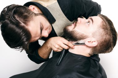 Genç Kuaför ve müşteri