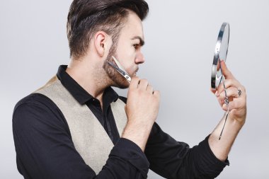 Yakışıklı adamın sakalını keserek