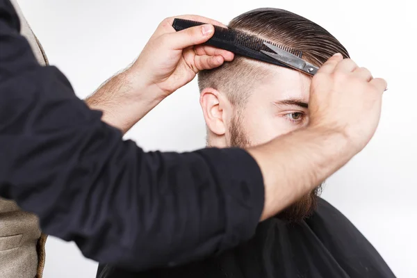 Friseur rasiert jungen Mann — Stockfoto