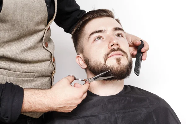 Penata rambut memotong jenggot klien — Stok Foto