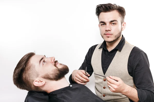 Giovane barbiere e cliente — Foto Stock