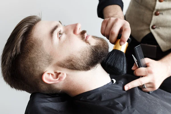 Friseur putzt Gesicht seiner Kundin — Stockfoto