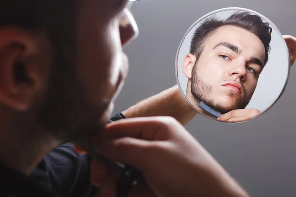 Szakállas férfi borotválkozási közel a tükör — Stock Fotó
