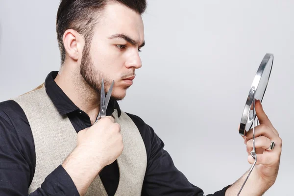 Nuori parturi leikkaa partansa — kuvapankkivalokuva
