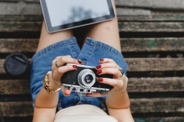 Ahşap bir bankta oturan genç kadın