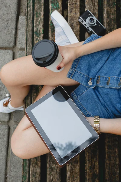 Frau sitzt mit Tasse Kaffee auf Bank — Stockfoto