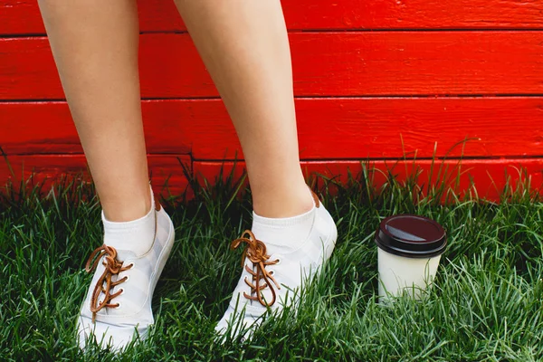 Ноги жінки, що стоять на траві — стокове фото