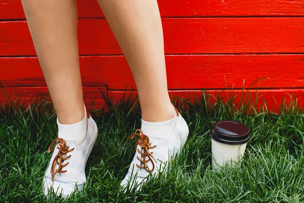 Woman's feet standing on grass — Stock Photo, Image