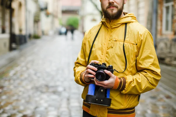 Joven hipster sosteniendo cámara de película oldshool — Foto de Stock