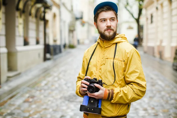 Hipster trzymając aparat oldshool, myślenia — Zdjęcie stockowe