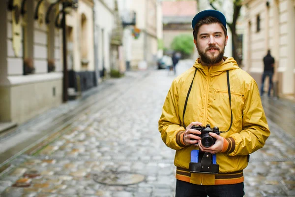 Hipster en la calle mirando a la cámara — Foto de Stock