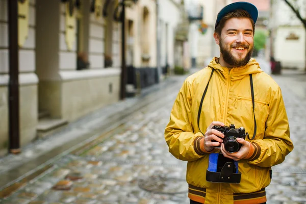 Giovane uomo guardando la fotocamera e ridendo — Foto Stock