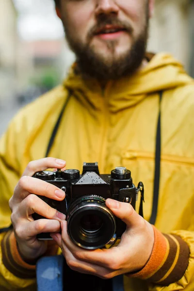 Giovane hipster tenendo Oldshool fotocamera — Foto Stock