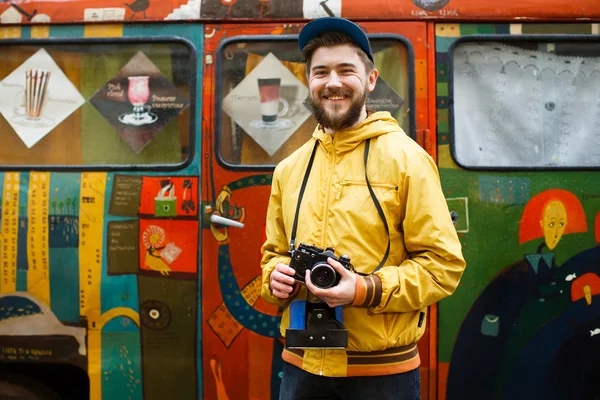 Hipster mirando a la cámara y riendo — Foto de Stock