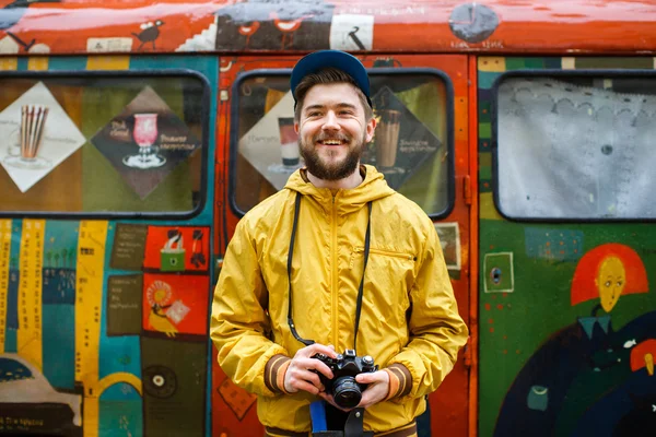 Joven hipster mirando a un lado y riendo — Foto de Stock