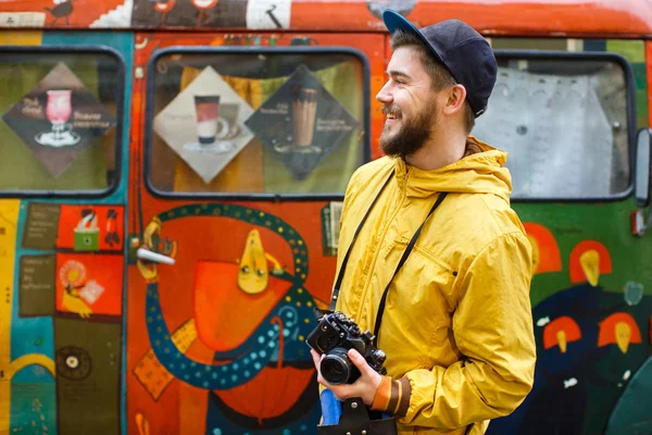 Человек с бородой, держащий в руках кинокамеру — стоковое фото