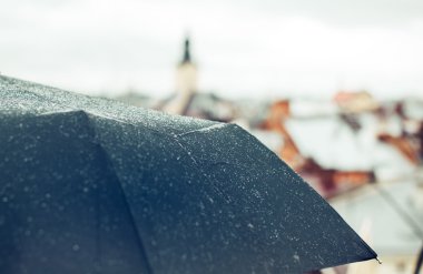 Yağmur damlalı şemsiye