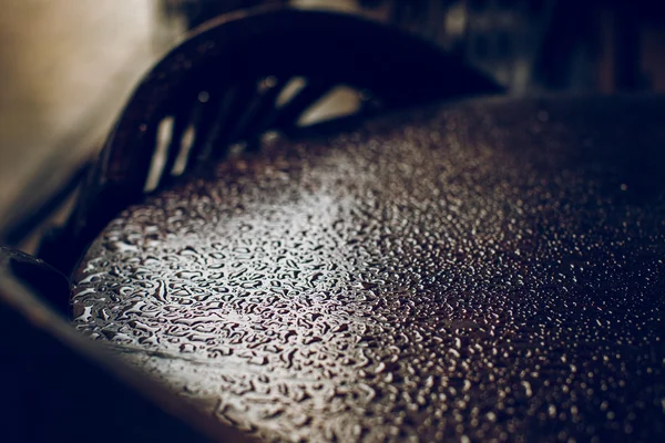 Gotas de chuva em uma mesa — Fotografia de Stock