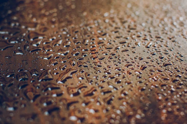 Gotas de chuva em uma superfície de madeira — Fotografia de Stock