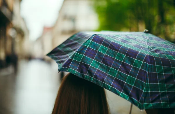 Visão traseira da menina com um guarda-chuva — Fotografia de Stock