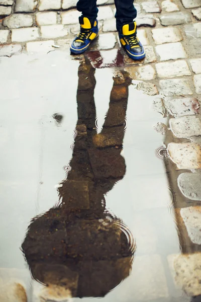 Riflesso dell'uomo nell'acqua — Foto Stock