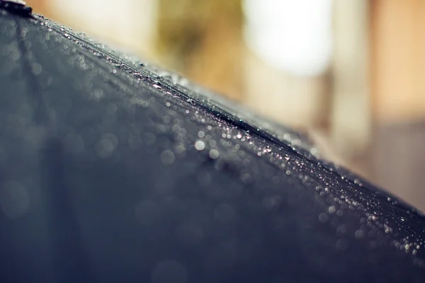 Guarda-chuva com gotas de chuva — Fotografia de Stock