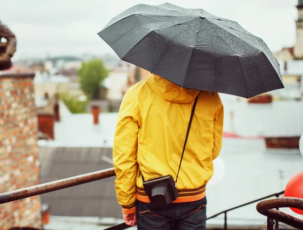 Jeune homme avec un parapluie — Photo