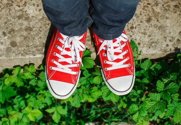 Sapatos vermelhos em concreto — Fotografia de Stock