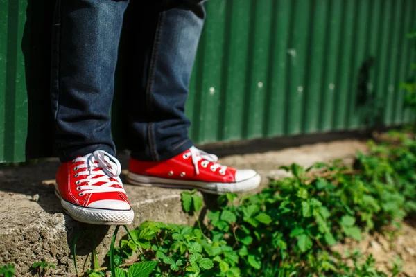 Röda skor på betong — Stockfoto