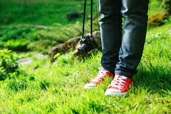 Uomo con vecchia macchina fotografica — Foto Stock