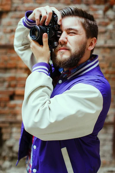 Hipster with old film photo camera — Stock Photo, Image