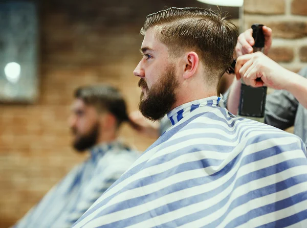 Uomo barbuto in un negozio di barbiere — Foto Stock
