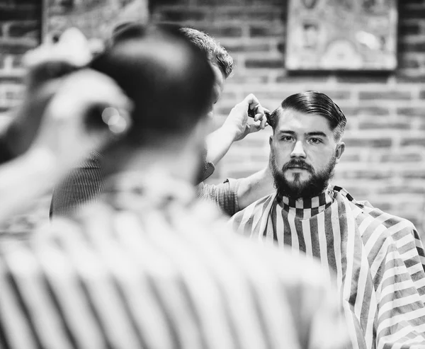 Barbier coupe barbu homme brutal — Photo