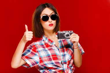 Retro kamera ile poz güzel genç kadın