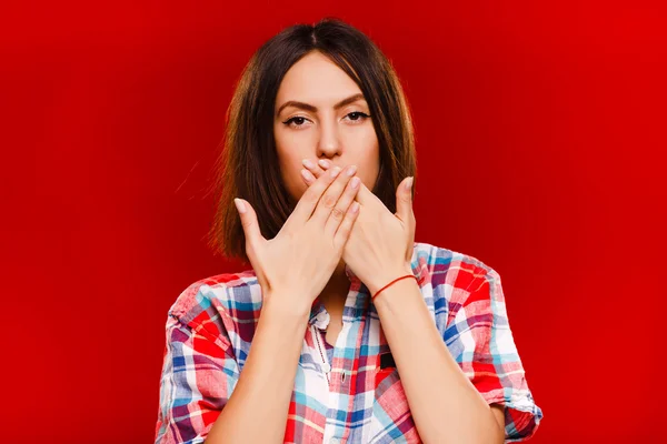 Junge Frau posiert auf rotem Hintergrund — Stockfoto