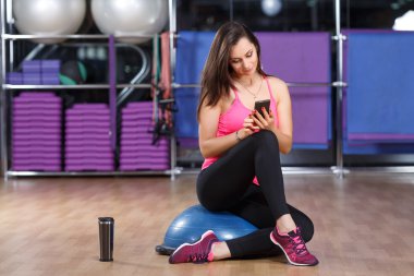 Spor salonunda poz ince kız