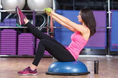 Spor salonunda poz ince kız