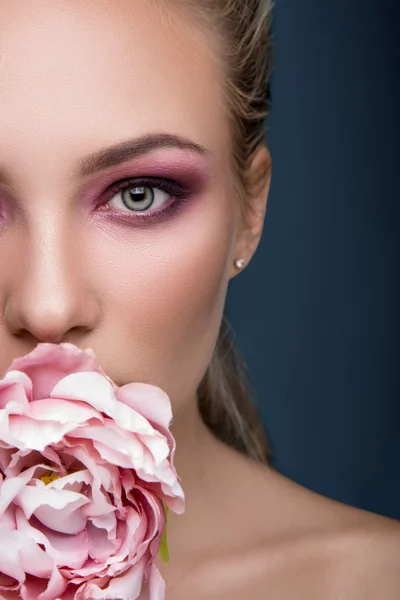 女性持株ピンク牡丹の花 — ストック写真