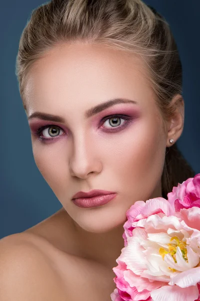 Retrato de mulher bonita com peônia — Fotografia de Stock