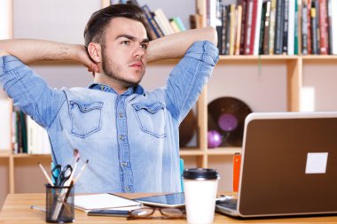 Masada oturan ve düşünme çekici adam