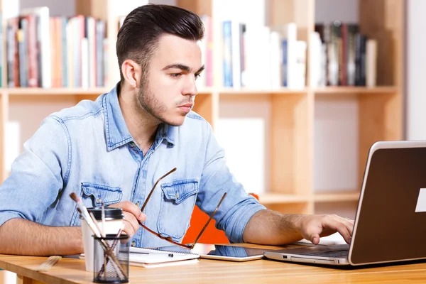 Guapo joven hombre de negocios — Foto de Stock